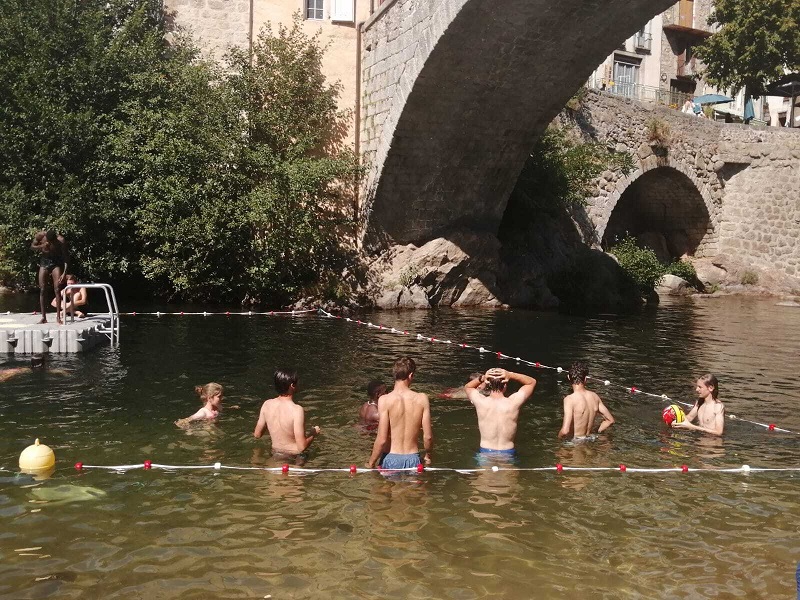 Jungen Menschen spielen Wasserball in einem Fluss